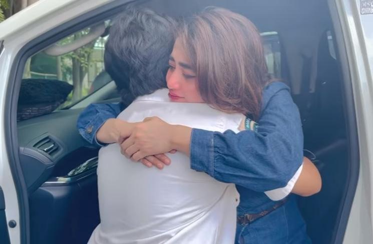 Potret Dewi Perssik dan Gabriel Anak Angkatnya (YouTube/DEWI PERSSIK)