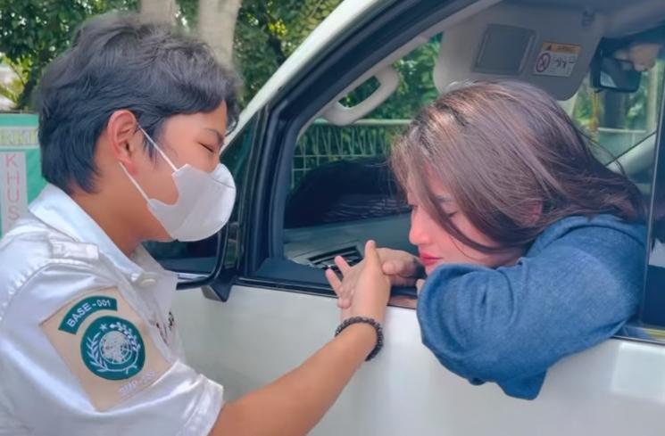 Potret Dewi Perssik dan Gabriel Anak Angkatnya (YouTube/DEWI PERSSIK)