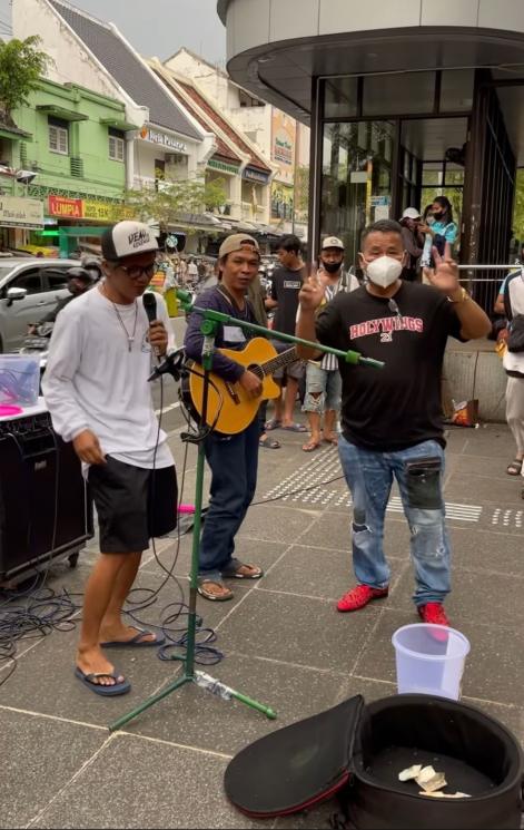 Hotman Paris ngamen di Malioboro, Yogyakarta. (Instagram/hotmanparisofficial)