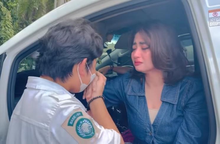 Potret Dewi Perssik dan Gabriel Anak Angkatnya (YouTube/DEWI PERSSIK)