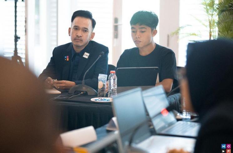 Potret Betrand Onsu ikut ayah rapat (Instagram/@ruben_onsu)