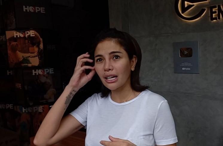 Nikita Mirzani di kawasan Kemang, Jakarta, Jumat (28/1/2022). (MataMata.com/Adiyoga Priyambodo)