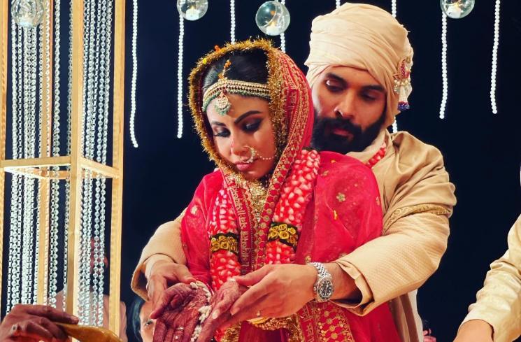 Potret Pernikahan Mouni Roy (Instagram/@meet_bros_manmeet)