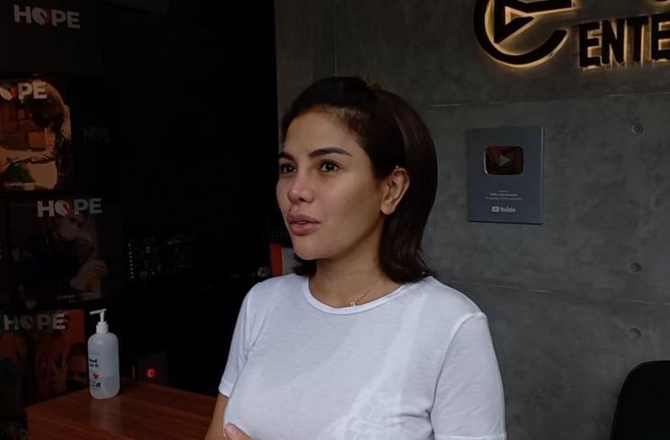 Nikita Mirzani di kawasan Kemang, Jakarta, Jumat (28/1/2022). (MataMata.com/Adiyoga Priyambodo)