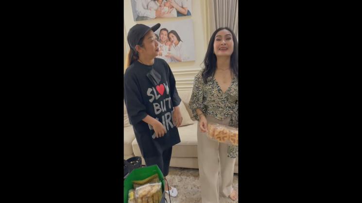 Soimah jenguk anak Raffi Ahmad dan Nagita Slavina, Rayyanza Malik Ahmad. (Instagram/raffinagita1717)