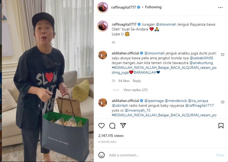 Soimah jenguk anak Raffi Ahmad dan Nagita Slavina, Rayyanza Malik Ahmad. (Instagram/raffinagita1717)