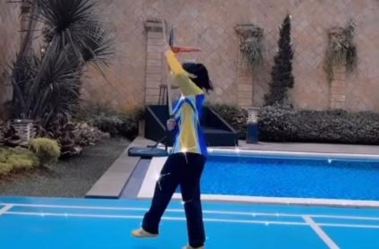 Potret Krisdayanti Olahraga Wushu. (Instagram/krisdayantilemos)