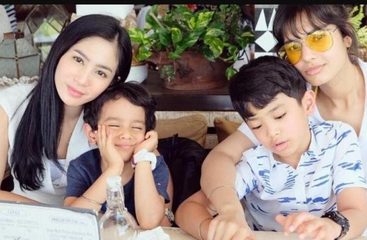 Potret Kedekatan Bunga zainal dan Putri Sambung. (Instagram/bungazainal05)