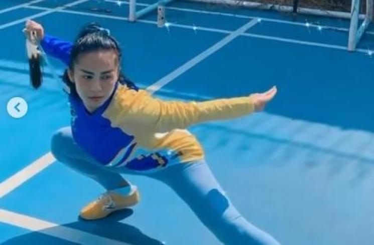 Potret Krisdayanti Olahraga Wushu. (Instagram/krisdayantilemos)