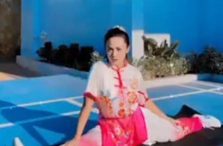 Potret Krisdayanti Olahraga Wushu. (Instagram/krisdayantilemos)