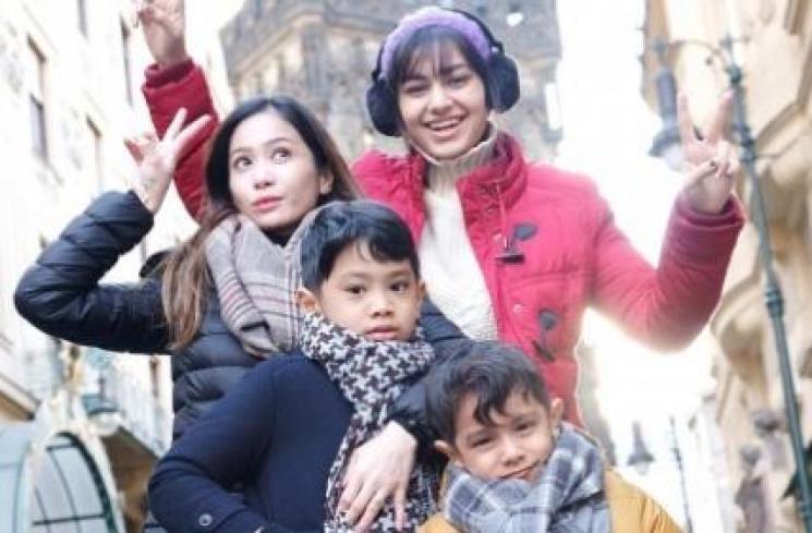 Potret Kedekatan Bunga zainal dan Putri Sambung. (Instagram/bungazainal05)