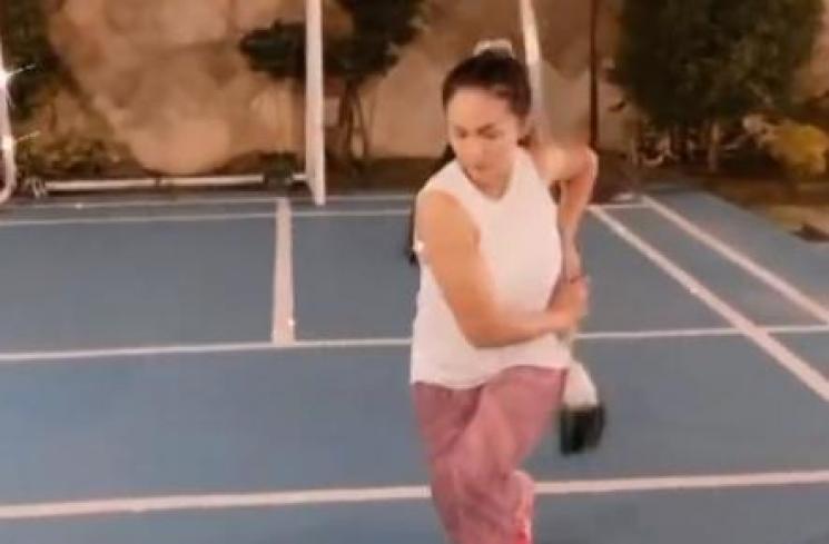 Potret Krisdayanti Olahraga Wushu. (Instagram/krisdayantilemos)