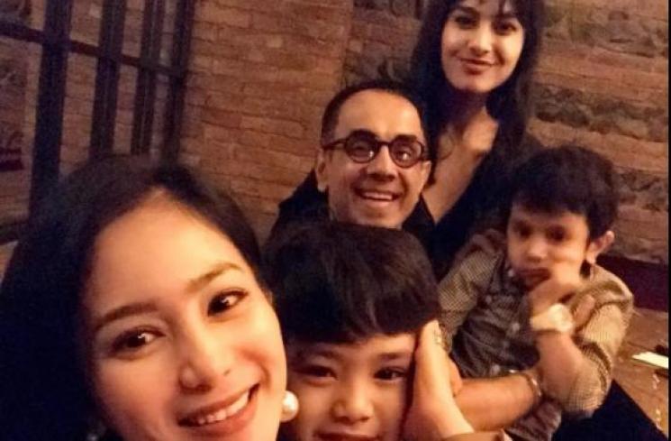 Potret Kedekatan Bunga zainal dan Putri Sambung. (Instagram/bungazainal05)
