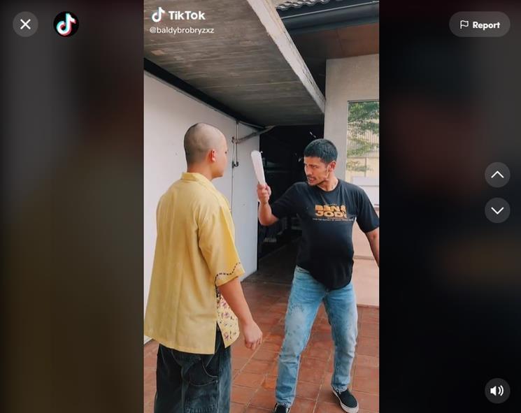 Chicco Jerikho parodikan Kinan Layangan Putus. (TikTok/@baldybrobryzxz)