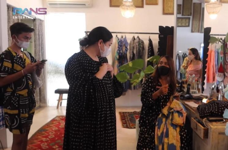 Momen Nagita Slavina belanja baju di Bali (YouTube/Rans Entertainment)