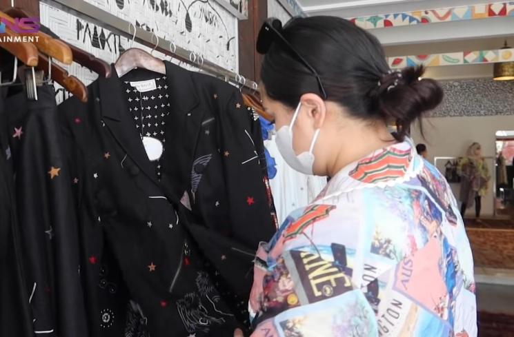 Momen Nagita Slavina belanja baju di Bali (YouTube/Rans Entertainment)