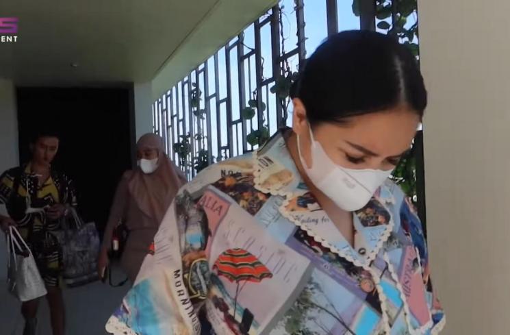 Momen Nagita Slavina belanja baju di Bali (YouTube/Rans Entertainment)