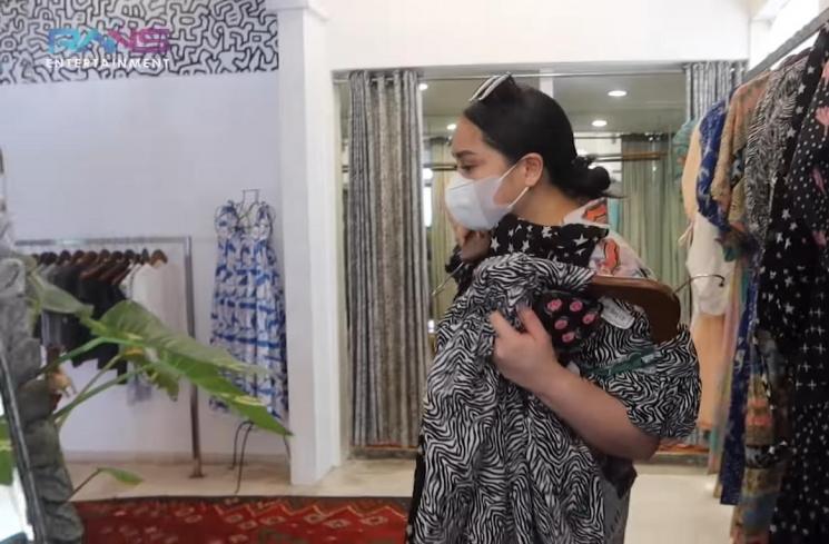 Momen Nagita Slavina belanja baju di Bali (YouTube/Rans Entertainment)