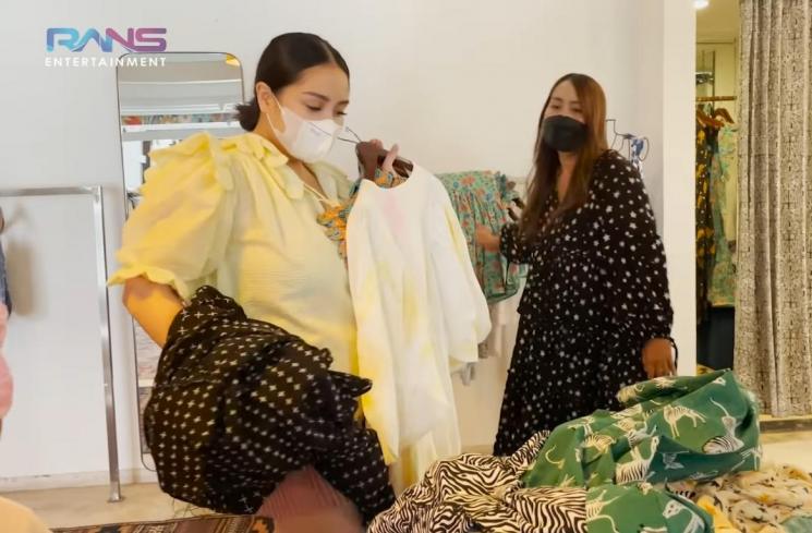 Momen Nagita Slavina belanja baju di Bali (YouTube/Rans Entertainment)