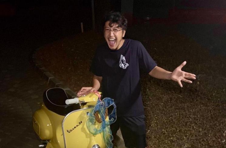 Artis dapat kado ulang tahun vespa (Instagram/@dimsanggara)