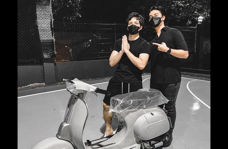 Artis dapat kado ulang tahun vespa (Instagram/@attahalilintar)