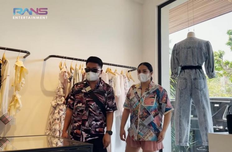 Momen Nagita Slavina belanja baju di Bali (YouTube/Rans Entertainment)