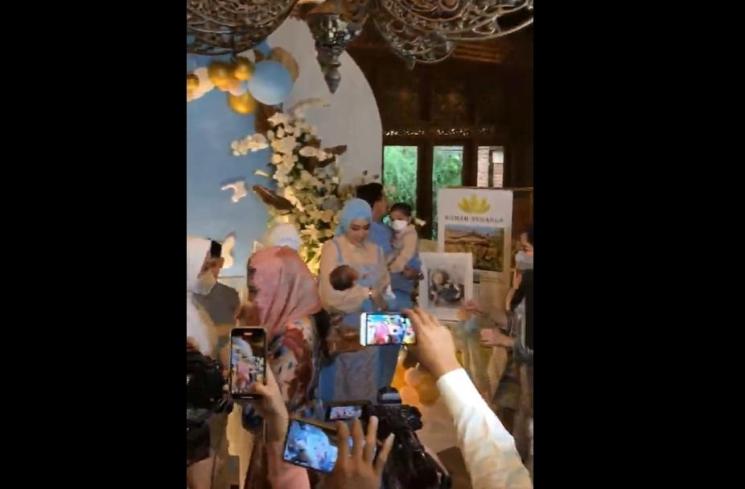 Potret acara Khitan dan Aqiqah anak bungsu Fairuz A Rafiq (Instagram/@pelangiaqiqah)
