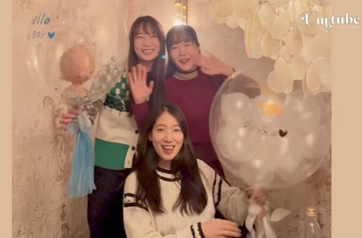 Potret Baby Shower Park Shin Hye (YouTube/Jiwon Uhm)