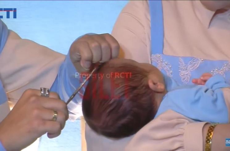 Potret acara Khitan dan Aqiqah anak bungsu Fairuz A Rafiq (YouTube/RCTI - INFOTAINMENT)
