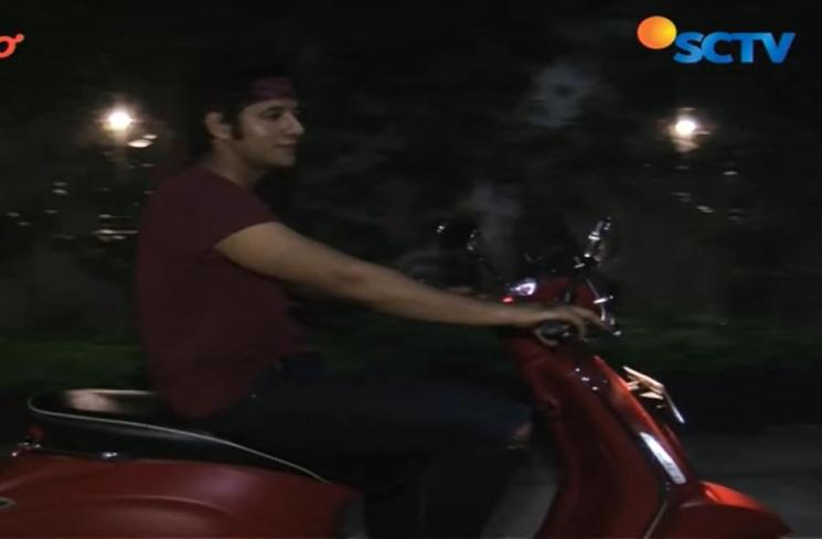 Artis dapat kado ulang tahun vespa (YouTube/Surya Citra Televisi)