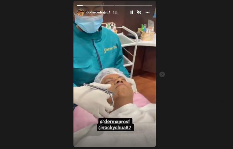Doddy Sudrajat lakukan perawatan wajah. (Instagram/dodysoedrajat_1)