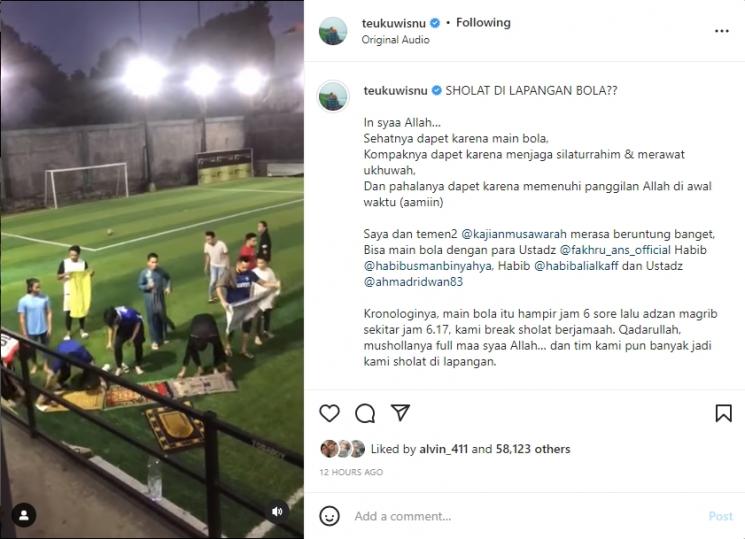 Teuku Wisnu salat berjamaah di lapangan sepak bola saat azan magrib. (Instagram/teukuwisnu)