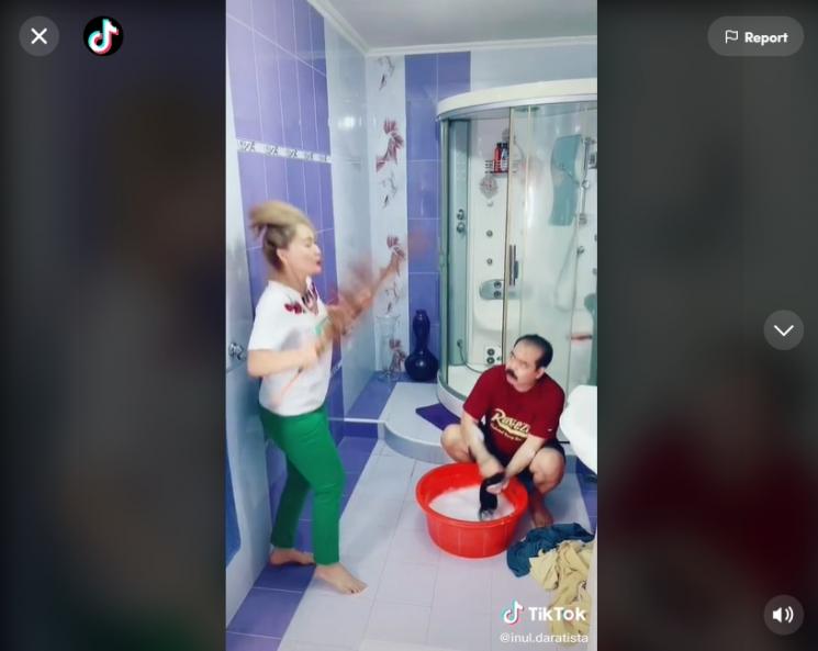 Inul Daratista dan Adam Suseno cuci pakaian dalam. (Instagram/inul.d)