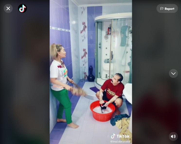 Inul Daratista dan Adam Suseno cuci pakaian dalam. (Instagram/inul.d)