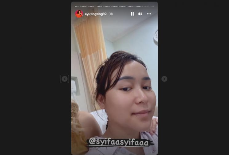 Ayu Ting Ting jenguk adiknya, Syifa yang dirawat di rumah sakit. (Instagram/ayutingting92)