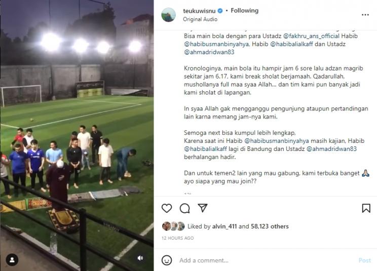 Teuku Wisnu salat berjamaah di lapangan sepak bola saat azan magrib. (Instagram/teukuwisnu)