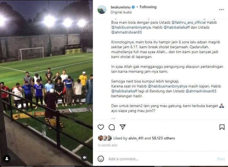 Teuku Wisnu salat berjamaah di lapangan sepak bola saat azan magrib. (Instagram/teukuwisnu)