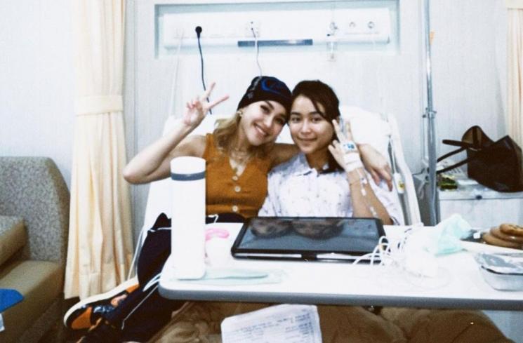 Ayu Ting Ting jenguk adiknya, Syifa yang dirawat di rumah sakit. (Instagram/ayutingting92)