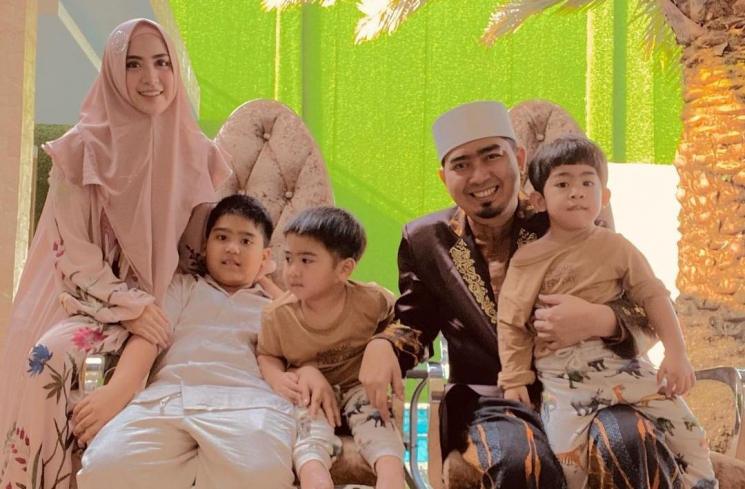 Ustaz Solmed, April Jasmine, dan anak-anaknya. (Instagram/apriljasmine85)