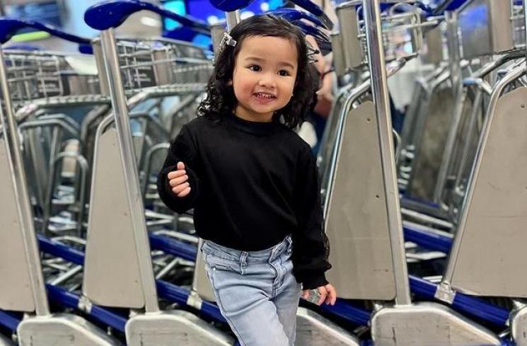 Potret Azzahra Jiwa Cucu Siti Nurhaliza. (Instagram/azzahrajiwaasyraf)