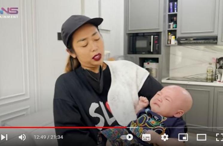 Momen Soimah Momong Rayyanza dan Baby L. (YouTube/RANS Entertainment)