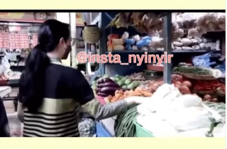 Arumi Bachsin belanja ke pasar tradisional. (Instagram)