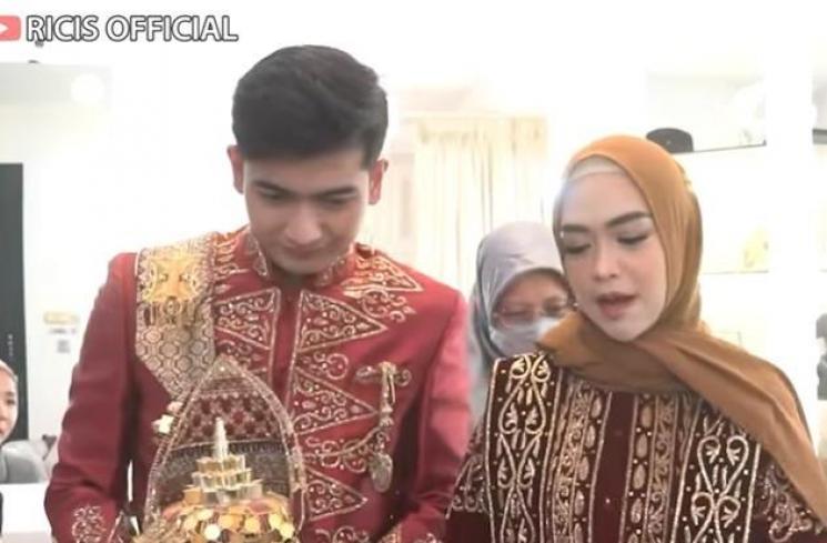 Teuku Ryan dan Ria Ricis bahas nama anak. (YouTube/Ricis Official)