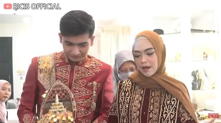 Teuku Ryan dan Ria Ricis bahas nama anak. (YouTube/Ricis Official)