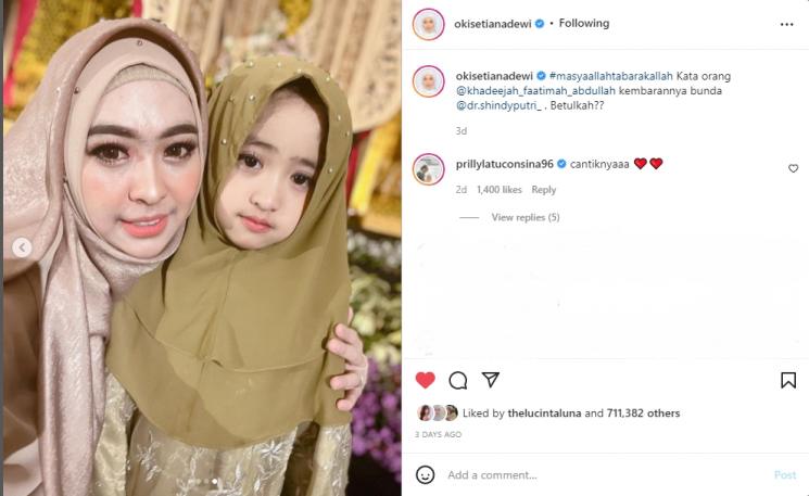 Anak Oki Setiana Dewi, Khadeejah Faatimah Abdullah bersama Shindy Putri. (Instagram/okisetianadewi)