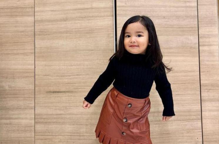 Potret Azzahra Jiwa Cucu Siti Nurhaliza. (Instagram/azzahrajiwaasyraf)