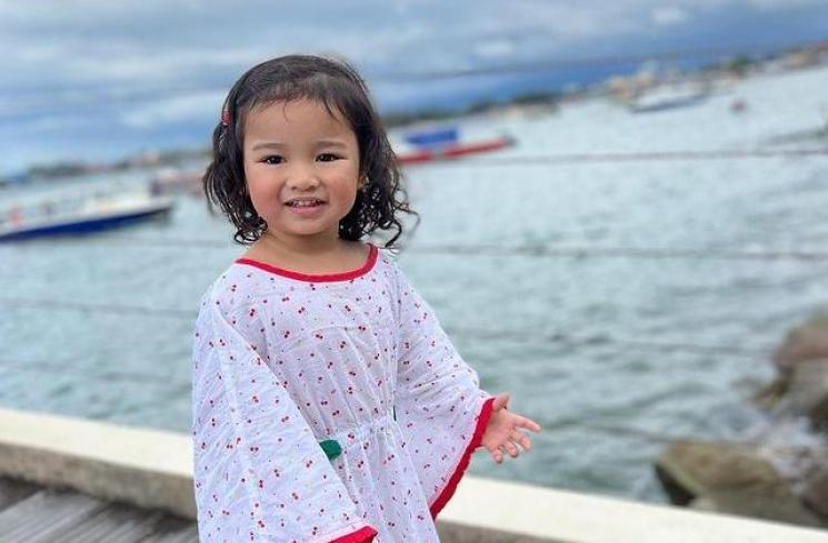 Potret Azzahra Jiwa Cucu Siti Nurhaliza. (Instagram/azzahrajiwaasyraf)