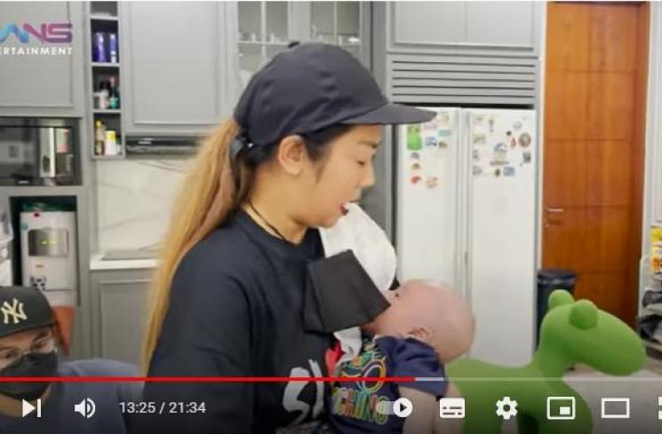Momen Soimah Momong Rayyanza dan Baby L. (YouTube/RANS Entertainment)