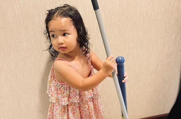 Potret Azzahra Jiwa Cucu Siti Nurhaliza. (Instagram/azzahrajiwaasyraf)