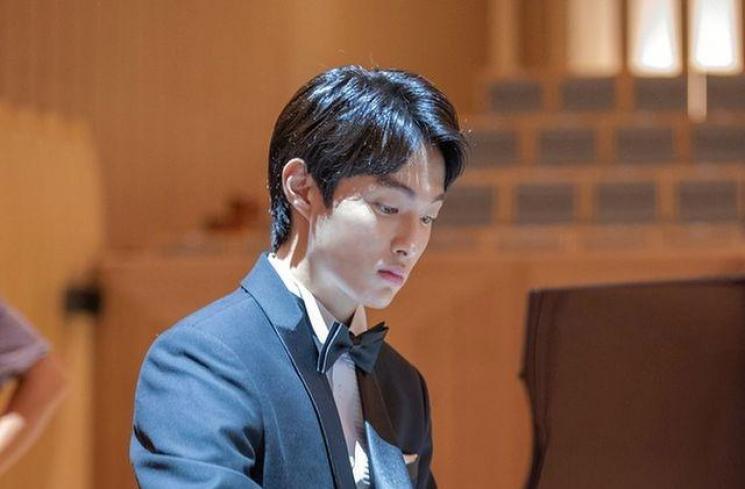 Potret Yoon Chan Young 